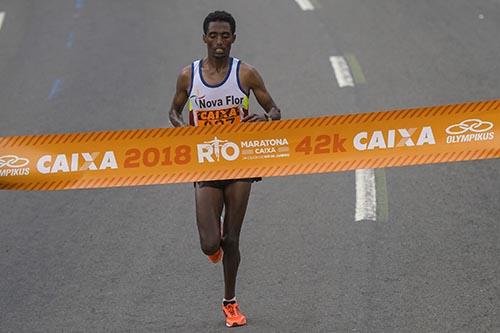 O etíope Mersimoy Niguse largou para disputar pela primeira vez uma prova de 42km e cruzou a linha de chegada como o grande vencedor masculino / Foto: Dizz Media